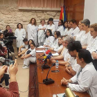 Los facultativos ofrecieron una rueda de prensa abierta a la ciudadanía, que no dudó en mostrar su apoyo.-L.V.
