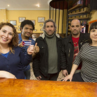 Grupo de cubanos en el Bar Ibeas que regenta Kirenia.-RAÚL OCHOA
