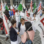 Un numeroso grupos de empleados del Hospital Universitario de Burgos protestó ayer frente a las puertas del centro, convocados por los sindicatos.-SANTI OTERO