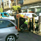 Los bomberos trabajan en la excarcelación de la mujer atrapada en el vehículo.-Policía Local