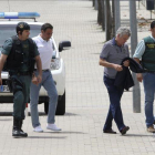 Villar entra en la sede de la federación en Las Rozas rodeado de guardias civiles.-JUAN MANUEL PRATS