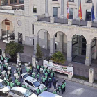 Los manifestantes lucieron chalecos verdes y cortaron la calle Vitoria para defender ante la Subdelegación el futuro de la actividad agraria.-ECB