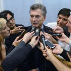Macri, rodeado de periodistas, en el palacio presidencial, en Buenos Aires, este lunes.-AFP