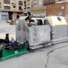 Contenedores incendiados durante el pasado fin de semana.-E. M.