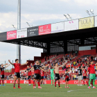 Unos 3.000 espectadores presentes el Anduva aplaudieron a rabiar a los jugadores tras el último encuentro de la temporada. CD MIRANDÉS