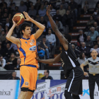 Sergio Olmos espera la salida del bloqueo de un compañero en el partido ante el Força Lleida.-ISRAEL L. MURILLO