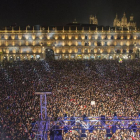 Miles de estudiantes y jóvenes de toda España se dan cita en la plaza mayor de Salamanca para despedir la nochevieja de los universitarios-Ical