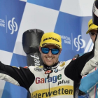 El suizo Thomas Luthi celebra la controvertida victoria en el podio.-EFE