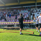 Fernando Estévez -de espaldas- agradece su implicación a la afición reunida ayer en El Plantío,-BURGOS CF