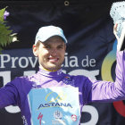 Rein Taaramae, con el maillot morado en el podium de Neila.-SANTI OTERO