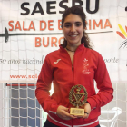 Carlota Gil posa con el trofeo que la acredita como campeona de España-ECB