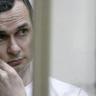 Oleg Sentsov escuchando las acusaciones que pesan sobre el en el juicio de este martes, en Rostov-on-Don.-AFP / SERGEI VENYAVSKY