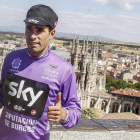 Mikel Landa posa con el maillot morado en el podium del Mirador del Castillo.-SANTI OTERO