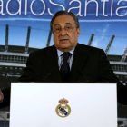 Florentino Pérez, durante la rueda de prensa que ha ofrecido este jueves para desmentir algunas informaciones y ratificar a Carlo Ancelotti.-Foto: DAVID CASTRO