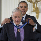 Barack Obama coloca la Medalla de la Libertad a Ben Bradlee, en noviembre del 2013 en un acto en la Casa Blanca.-Foto: AP / EVAN VUCCI