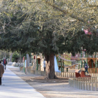 Imagen del paseo de La Isla con los juegos infantiles a la derecha de la foto.-ISRAEL L. MURILLO