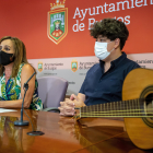 La presidenta del IMC, Rosario Pérez Pardo, y el coordinador del homenaje y guitarrista Samuel Diz. SANTI OTERO