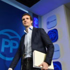Pablo Casado, cuando mostró la documentación de su máster en la URJC.-EFE
