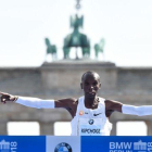 Eliud Kipchoge, entrando vencedor con récord mundial en el maratón de Berlín.-AFP / JOHN MACDOUGALL