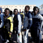 Refugiados subsaharianos en Trípoli el pasado 4 de abril.-REUTERS / ISMAIL ZITOUNY
