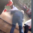 Captura de uno de los vídeos que circulan que recoge el momento en el que un hincha del Liverpool tira a un vendedor ambulante a la fuente de la plaza Reial de Barcelona.-EL PERIÓDICO