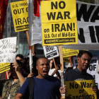Manifestantes se reúnen en la Plaza Pershing en oposición a cualquier participación militar de Estados Unidos en el Medio Oriente este sábado en Los Ángeles, California, Estados Unidos.-EFE