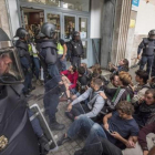 Los Mossos se llevan las urnas, en el instituto Jaume Balmes de Barcelona-RICARD FADRIQUE