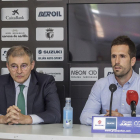 Endika Gabiña (derecha) junto a Miguel Ángel Pascual el día de su presentación como director deportivo.-SANTI OTERO
