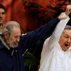 Fidel levanta el brazo de Raúl, en abril del 2011.-AFP / REUTERS / AP