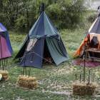 Los participantes de las actividades en la ribera del Arlanzón, ayer, protegidos de la lluvia en las tiendas.-SANTI OTERO