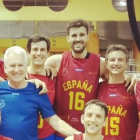 Coego (16) posa con sus compañeros de equipo en Maribor.-ECB