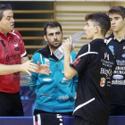 Berzosa da instrucciones a Ruiz durante un partido en presencia de Ausín y de Núñez.-RAÚL OCHOA