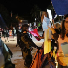 La policía controla a los manifestantes contra Trump en Palm Beach, Florida.-GETTY IMAGES / JOE RAEDLE