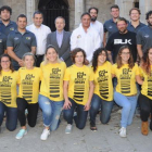 René Payo, vicerrector de la UBU, posa con una representación de los jugadores, cuerpo técnico y directiva del Aparejadores RC, ayer.-ISRAEL L. MURILLO