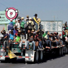 Miembros de la caravana, sobre un camión en Puebla.-EFE / HILDA RÍOS