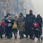 Una familia siria, en las calles de Alepo, la pasada semana.-AFP / STRINGER
