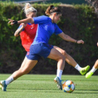 Mariona Caldentey trata de driblar a Mapi León en el entrenamiento.-FC BARCELONA