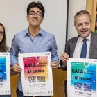 El vicerrector René Payo acompañado de los organizadores del festival, Ángela Rodríguez y Quique Ugarte.-ECB