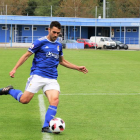 Lucas Ahijado golpea un balón con la camiseta del club en el que ha desarrollado toda su carrera, el Real Oviedo-ECB