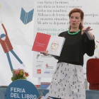 Begoña Oro contó su proceso creativo y firmó ejemplares de sus libros a los más pequeños.-Raúl Ochoa