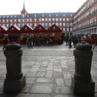 Bolardos de protección en la plaza Mayor de Madrid.-AGUSTÍN CATALÁN
