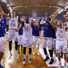 Los jugadores del San Pablo Inmobiliaria celebran el triunfo en la pista palentina.-MARÍA GONZÁLEZ / CBM