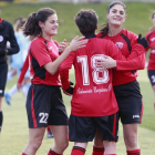 Lucía y Estefanía felicitan a Sonia tras la consecución del tercer gol burgalés en un córner directo.-RAÚL G. OCHOA