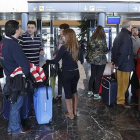 Un grupo de viajeros espera para abordar un vuelo en el interior de la terminal de pasajeros del aeropuerto de Villafría.-RAÚL OCHOA