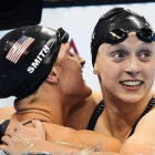 Ledecky recibe la felicitación de su compatriot Leah Smith tras ganar el 400 libre-BERND THISSEN / EFE