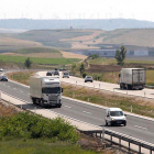 Imagen de camiones circulando por la autopista AP-1.-G. González