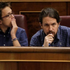 Pablo Iglesias e Íñigo Errejón en sus escaños del Congreso.-JOSE LUIS ROCA