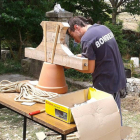 Uno de los participantes del campo de trabajo, Isma, restaurando las campanas del pueblo con macetas e imaginación-ECB