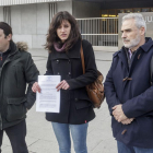 Israel Hernando, Blanca Guinea y Marco Antonio Manjón, de Imagina, posan con una copia del escrito presentado.-SANTI OTERO