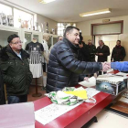 Momento en el que José Luis García entrega los avales recogidos por su candidatura a Luis Mariscal.-RAÚL G. OCHOA